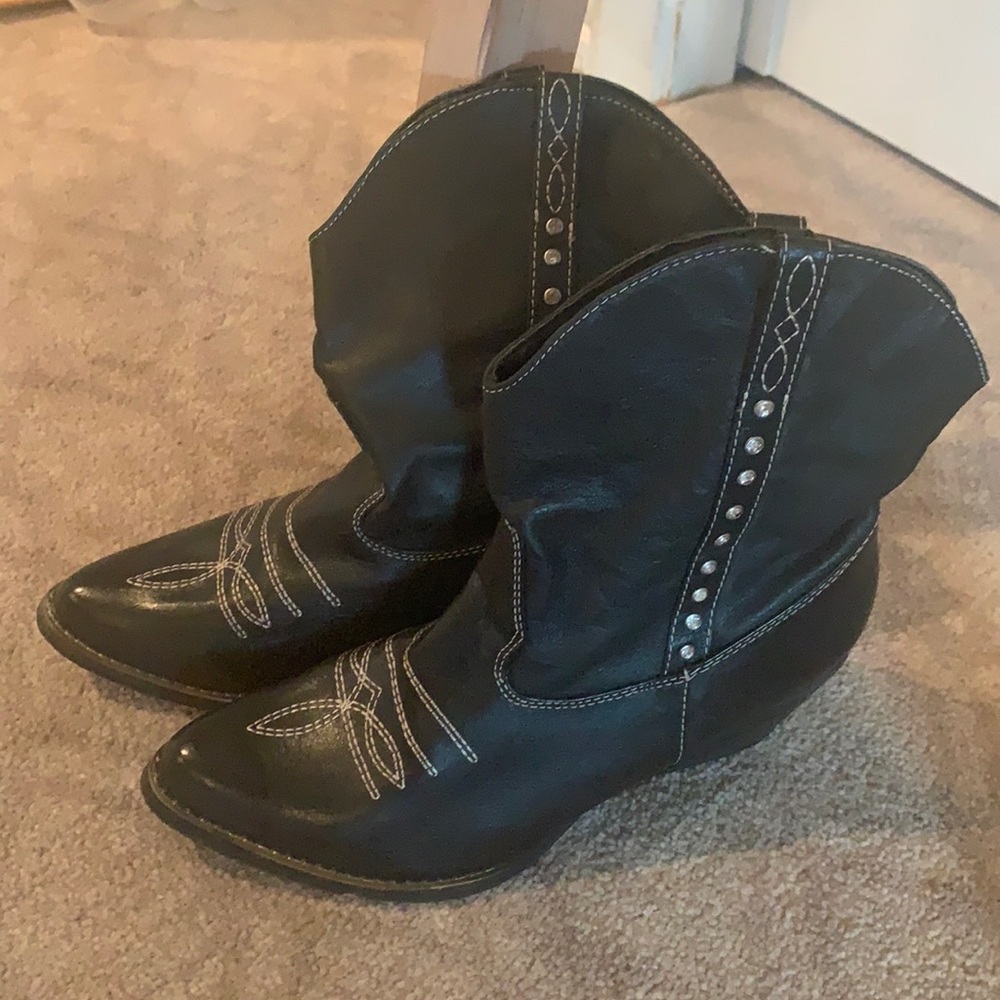 Short cowgirl boots
